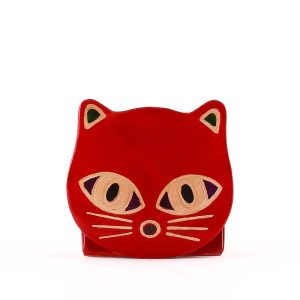 Valódi bőr felhasználásával készült cicás formájú gyerek aprópénztartó pénztárca kézzel festett bőr külsővel, piros színösszeállításban.