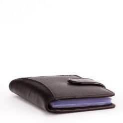 Minőségi precíz munkával valódi bőrből készült bőr kártyatartó, amely rendkívül divatos külsővel és igényes kialakítással rendelkezik.