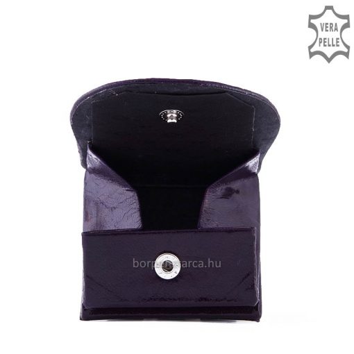 Valódi bőr felhasználásával készült bőr pénztárca, mely minőségi kis méretű gyermekpénztárca kézzel festett, lila színű cicás külsővel.