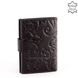 Akár a bőr pénztárca modellek, a kártyatartóhoz is puha nappa bőrt használtunk, mely női kártyatartó divatos színekben kapható.