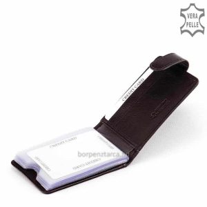 Minőségi valódi bőrből készült kártyatartó, mely fekvő kivitelű, belül kártyatartókkal rendelkező bőr modell. Külső átkapcsoló füllel!