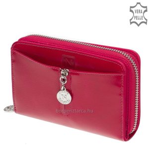 Díszdobozban forgalmazott, minőségi bőrből készült elegáns és divatos női bőr pénztárca, körben cipzáras fedelén ízléses logó látható.