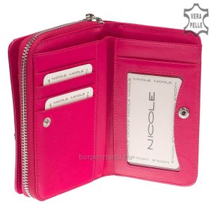 Díszdobozban forgalmazott, minőségi bőrből készült elegáns és divatos női bőr pénztárca, körben cipzáras fedelén ízléses logó látható.