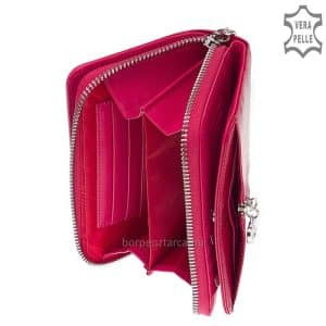 Díszdobozban forgalmazott, minőségi bőrből készült elegáns és divatos női bőr pénztárca, körben cipzáras fedelén ízléses logó látható.
