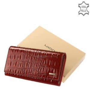 Minőségi fényes lakk, croco bőrből, piros színben készült, elegáns és dekoratív női pénztárca, fedelén igényes, fém NICOLE márkajelzéssel.
