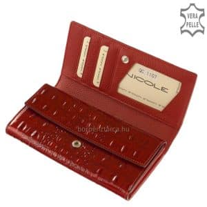 Minőségi fényes lakk, croco bőrből, piros színben készült, elegáns és dekoratív női pénztárca, fedelén igényes, fém NICOLE márkajelzéssel.