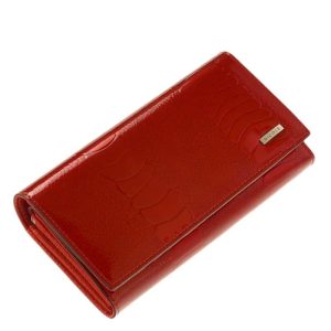 Minőségi fényes lakk, croco bőrből, piros színben készült, elegáns és dekoratív női pénztárca, fedelén igényes, fém NICOLE márkajelzéssel.