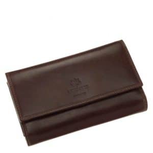 Elegáns kivitelű, nagy méretű női bőr pénztárca minőségi bőrből színvonalas munkával elkészítve, fedelében dekoratív márkajelzéssel.