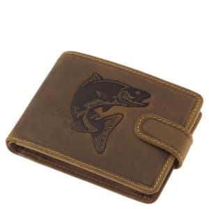 GREEN DEED márkajelű, barna színű horgász stílusú mintás férfi bőr pénztárca minőségi valódi bőrből legyártva. Átkapcsoló pánttal záródik.