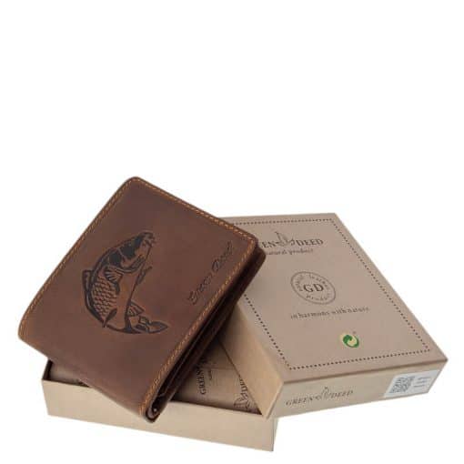 GREEN DEED márkájú, természetes karakterű barna színű, valódi bőrből készült horgász bőr pénztárca, mely minőségi gyártásban készült.