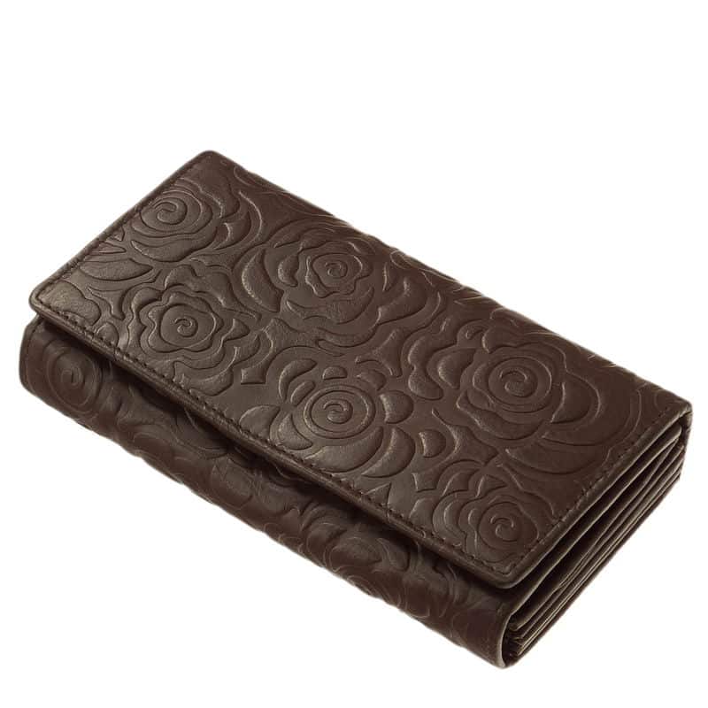 Sylvia-Belmonte-bor-noi-penztarca-rozsamintaval-RO100-BARNA-01 Finom tapintású precíz munkával készült női bőr divat pénztárca rózsa mintás külsővel, nagy méretű modell, tökéletesen illik a női táskához.