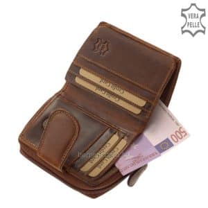 Kedves megjelenésű, sportosan kis méretű, valódi bőr női pénztárca, natúr barna színben GreenDeed márkajelzéssel. Díszdobozban!