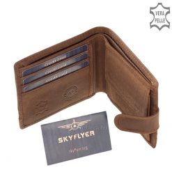 Kívül patentos pánttal rendelkezik ez a sportos és minőségi SKYFLYER férfi valódi bőr pénztárca, és díszítő jellegű csíkbetéttel készült.