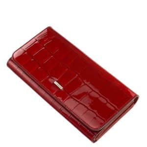 Fényes lakkozott bőrből készült nagy méretű női divat bőr pénztárca, piros felületén krokodil mintázattal többféle változatban.