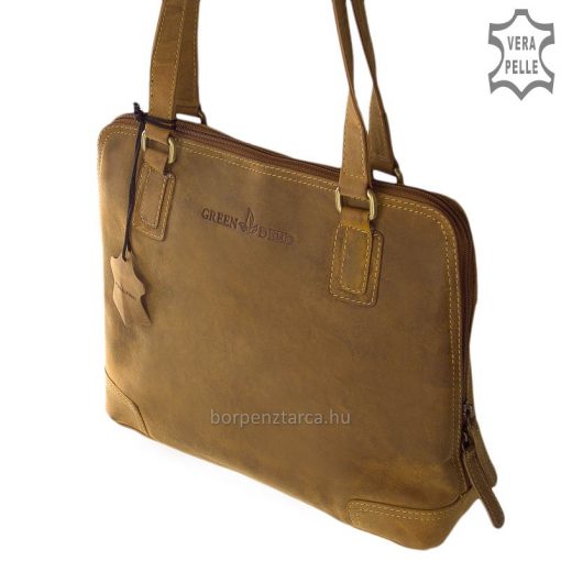 Divatos küllemű, klasszikus felépítésű nagy méretű női bőr táska, mely rusztikus, natúr hatású valódi minőségi bőrből készült barna színben.