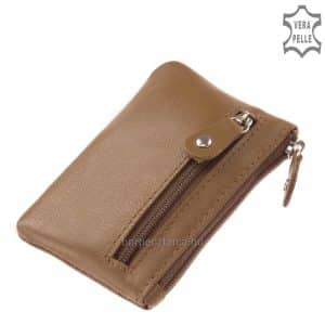 Minőségi bőrből készített, szolid megjelenésű, kis méretű SLM márkás termékünk egy praktikus cipzáras bőr kulcstartó. Barna és fekete színben