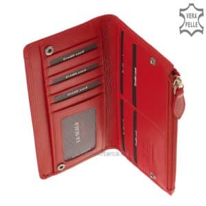 A nagy méretű női pénztárca anyaga minőségi valódi bőr, melynek kellemes tapintása rendkívül alkalmassá teszi női modellek elkészítésére.