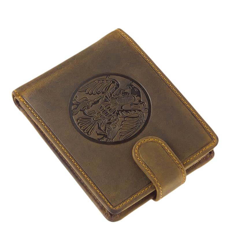 penztarca-turul-mintaval-diszdobozban-GreenDeed-TURUL99T-01 Egy igazán csodálatos mintás motívummal készült a GreenDeed valódi bőr fejlesztése a klasszikus barna férfi pénztárca turul mintával.