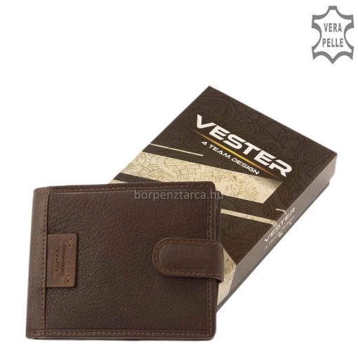 Sportos küllemű, mégis kellemes, finom tapintású, minőségi bőrből készült Vester logós valódi bőr pénztárca, melyet férfiak számára ajánlunk.