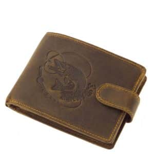Valódi bőr férfi horgász pénztárca minőségi belsővel és külsővel melynek barna színű fedelén csuka minta látható. Díszdobozos termékünk!