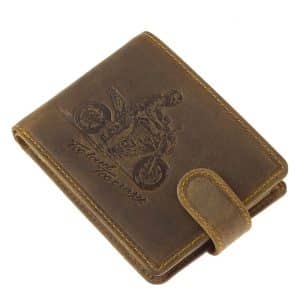 Valódi bőr férfi pénztárca sportos motoros mintával, amely egészen egyedi megjelenést biztosít a modell barna színű külsejének. Díszdobozban!