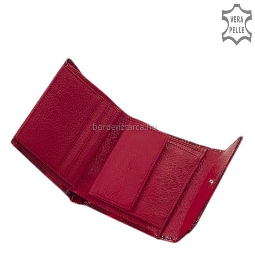 Praktikusan kisebb táskában is hordható kis méretű női pénztárca exkluzív piros croco lakk bőr külsővel, rajta fém logós díszítéssel.