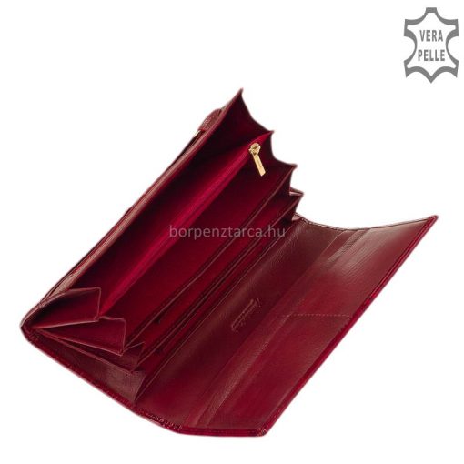 A gyönyörű piros színű női lakk bőr pénztárca nagy méretű fedelén az Alessandro márkanév igényes fém logós díszítésével. Díszdobozban.