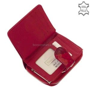 Közepes, praktikus méretű divatos női pénztárca különleges hatású, igazán dekoratív piros lakkbőrből, melyet levél mintás külsővel terveztek.