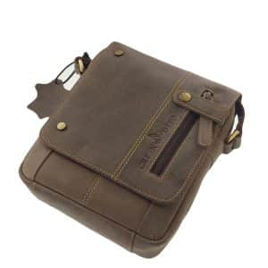 Minőségi, rusztikus hatású bőrből gyártott, sportos és praktikus férfi bőr táska, mely bőséges helyet kínál értékeinknek.