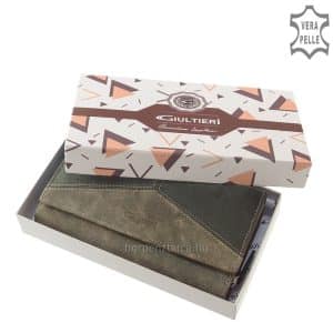 Nagyméretű, Giultieri felirattal ellátott dekoratív és rendkívül egyedi megjelenésű női bőr pénztárca, mely többféle bőrből lett kikészítve.