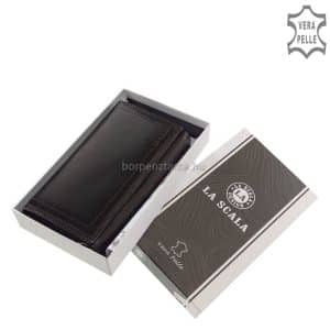 Női bőr pénztárca valódi, minőségi bőrből gyártva mely modell fedelének széleit különleges dupla soros dísztűzés teszi mutatóssá.