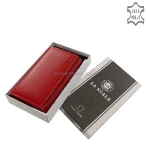 Női bőr pénztárca valódi, minőségi bőrből gyártva mely modell fedelének széleit különleges dupla soros dísztűzés teszi mutatóssá.