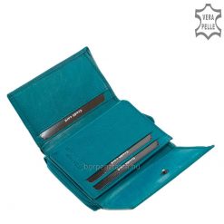 Minőségi valódi bőrből gyártott, elegáns női bőr pénztárca, méretének köszönhetően kis méretű női táskákban is kényelmesen hordható modell.