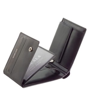 Klasszikus fekete színű külsővel rendelkező férfi bőr pénztárca, praktikus elrendezés jegyében igazi bőr felhasználásával készítjük.