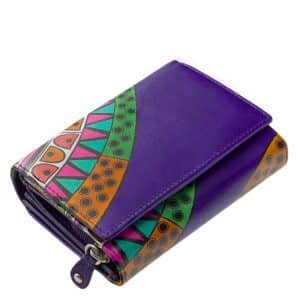 Jól kihasználható, közepes méretű női valódi bőr pénztárca modell, mely egyedi mintás külsővel és rengeteg hasznos funkcióval készült.