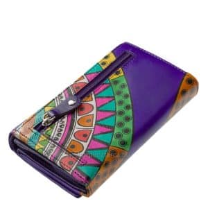 Jól kihasználható, közepes méretű női valódi bőr pénztárca modell, mely egyedi mintás külsővel és rengeteg hasznos funkcióval készült.