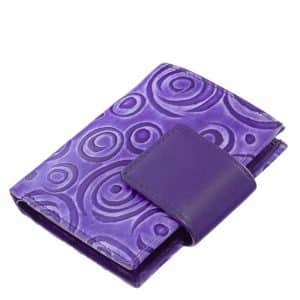 Divatos színekben kapható női bőr kártyatartó modell mintás külsővel, a pénztárca termékekkel azonos finom tapintású bőrből készítve.