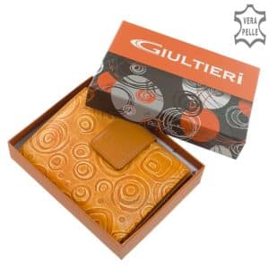 Elegáns, puha tapintású női valódi bőr pénztárca, melynek fedelét különlegesen szép, egyedi mintás grafika díszíti. Díszdobozba csomagolva!