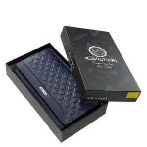 Giultieri termékcsaládunk egyik legújabb és rendkívül népszerű terméke ez az egyedi mintás, brifkó jellegű, elegáns női bőr pénztárca.