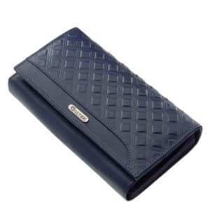 Elegáns megjelenésű és rendkívül népszerű, ez az egyedi mintás, brifkó jellegű, Giultieri termékcsaládunkhoz tartozó női bőr pénztárca.