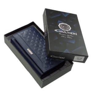 Elegáns megjelenésű és rendkívül népszerű, ez az egyedi mintás, brifkó jellegű, Giultieri termékcsaládunkhoz tartozó női bőr pénztárca.