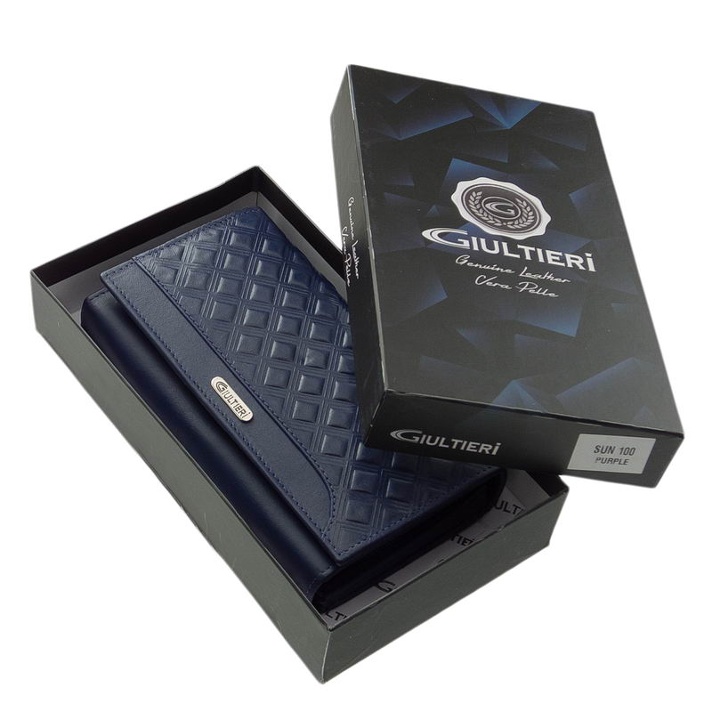 elegans-noi-penztarca-valodi-borbol-diszdobozban-Giultieri-SUN100-kek-3 Elegáns megjelenésű és rendkívül népszerű, ez az egyedi mintás, brifkó jellegű, Giultieri termékcsaládunkhoz tartozó női bőr pénztárca.