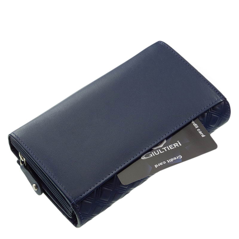 elegans-noi-penztarca-valodi-borbol-diszdobozban-Giultieri-SUN100-kek-4 Elegáns megjelenésű és rendkívül népszerű, ez az egyedi mintás, brifkó jellegű, Giultieri termékcsaládunkhoz tartozó női bőr pénztárca.