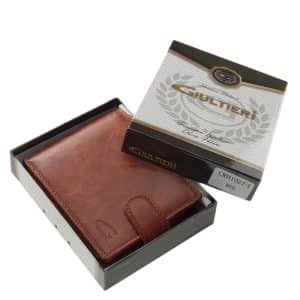 Természetes hatású elegáns valódi bőr férfi pénztárca, mely díszdobozban érkezik, így azonnal ajándékba is adható modell.