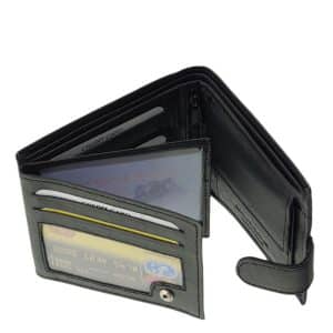 Klasszikus megjelenésű, puha tapintású, valódi nappa bőrből készült férfi bőr pénztárca fekete színű, külső patentos átkapcsolóval zárható.