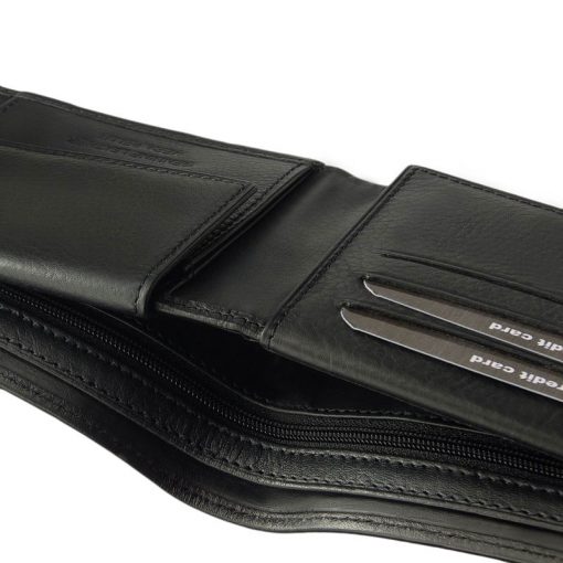 Kiváló minőségű, valódi bőrből készült elegáns fekete színű férfi bőr pénztárca, mely a Corvo Bianco kollekciónk RFID modellje. Díszdobozos.