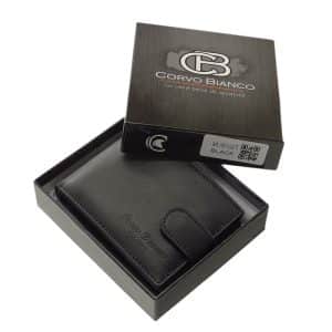Kis méretű, elegáns Corvo Bianco márkajelzésű, férfi bőr pénztárca modell, fekete színű, minőségi valódi bőrből. Díszdobozban forgalmazzuk.