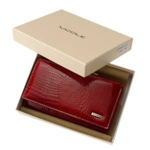 Divatos női bőr pénztárca elegáns megjelenésű lakozott felületű valódi bőrből piros színben , Nicole márkás fémlogóval fedelén