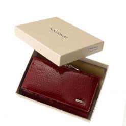 Divatos női bőr pénztárca elegáns megjelenésű lakozott felületű valódi bőrből , Nicole márkás fémlogóval fedelén