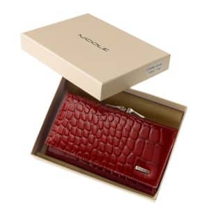 Divatos női bőr pénztárca elegáns megjelenésű lakozott felületű valódi bőrből , Nicole márkás fémlogóval fedelén